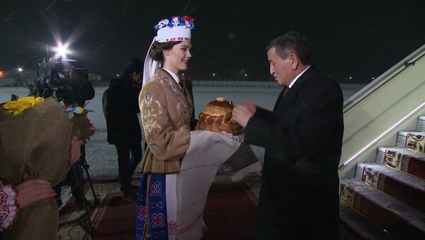 Красавица с хлебом и солью встретила Жээнбекова в аэропорту Минска — видео - Sputnik Кыргызстан