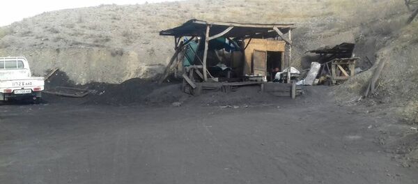 Баткен облусунда мыйзамсыз иштеп жаткан 33 шахта аныкталган - Sputnik Кыргызстан