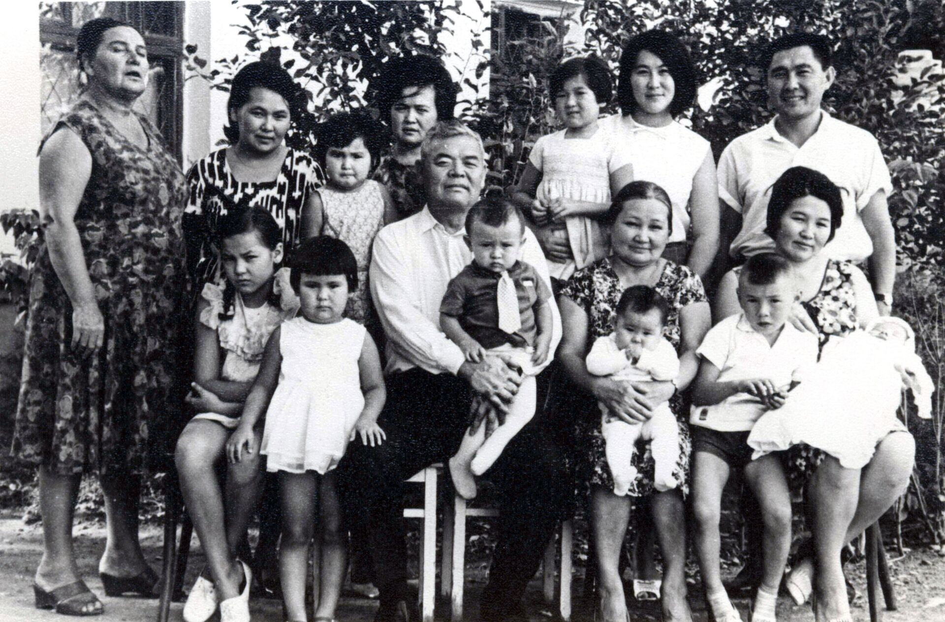 Известный хирург Иса Ахунбаев с семьей - Sputnik Кыргызстан, 1920, 15.01.2022