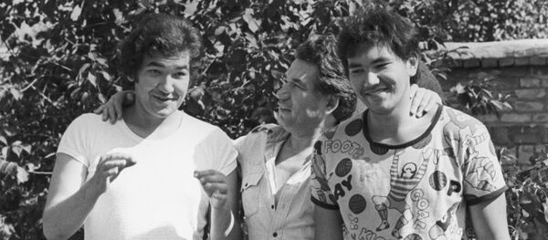 Чингиз Айтматов с сыновьями - Sputnik Кыргызстан