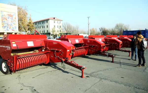 Фермеры получили 29 новых тракторов (колесные и трехколесные тракторы, экскаваторы-погрузчики, экскаваторы-бульдозеры) и 28 видов другой сельхозтехники (тракторные прицепы, тюковые пресс-подборщики и трехкорпусные плуги). - Sputnik Кыргызстан