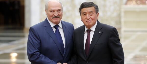 Президент Белоруссии Александр Лукашенко и президент КР Сооронбай Жээнбеков на церемонии встречи глав делегаций государств - членов Организации Договора о коллективной безопасности (ОДКБ). - Sputnik Кыргызстан