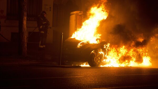 Пожарный тушит горящую машину на площади. Архивное фото - Sputnik Кыргызстан