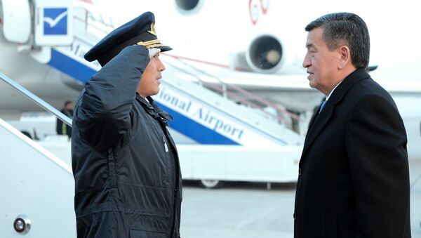 Пилот борта №1 приветствует президента КР Сооронбая Жээнбекова перед вылетом. Архивное фото - Sputnik Кыргызстан