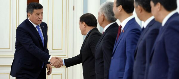Президент КР Сооронбай Жээнбеков во время встречи с Торага Жогорку Кенеша Дастанбеком Джумабековым и лидерами фракций парламента. Архивное фото - Sputnik Кыргызстан