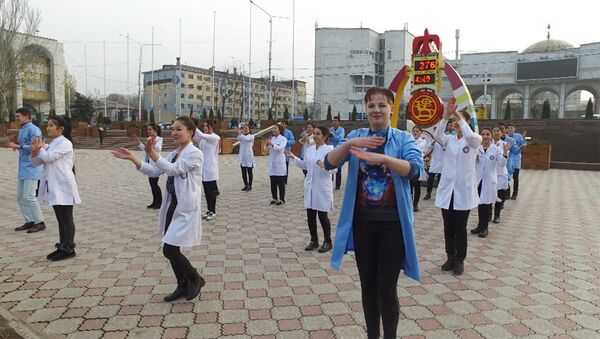 Ала-тоо аянтында студенттер СПИДге каршы бий флешмобун уюштурду - Sputnik Кыргызстан