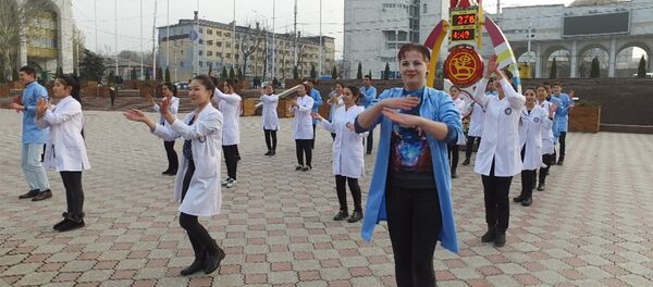 Люди в белых халатах устроили флешмоб в центре Бишкека — видео - Sputnik Кыргызстан