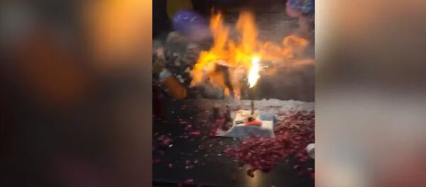 Друзья чуть не сожгли именинника в Пакистане — видео Друзья чуть не сожгли именинника в Пакистане — видео - Sputnik Кыргызстан