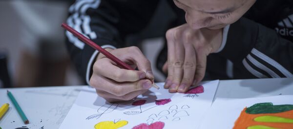 Мальчик с аутизмом рисует на бумаге. Архивное фото Мальчик с аутизмом рисует на бумаге. Архивное фото - Sputnik Кыргызстан