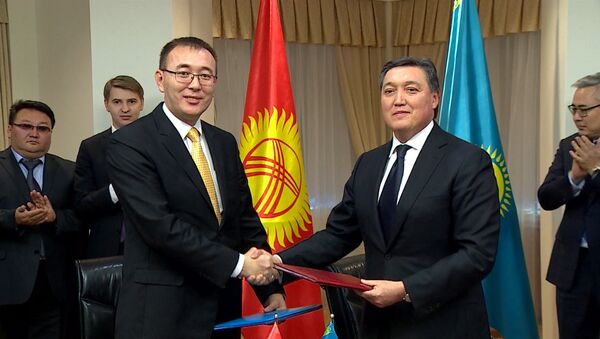 Как подписывали дорожную карту по сотрудничеству с Казахстаном — видео - Sputnik Кыргызстан