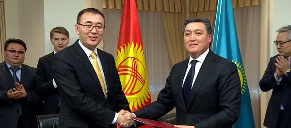 Как подписывали дорожную карту по сотрудничеству с Казахстаном — видео - Sputnik Кыргызстан
