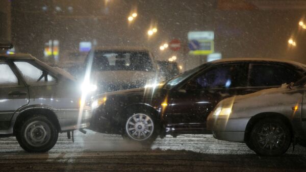 Машины в городе во время снегопада. Архивное фото - Sputnik Кыргызстан