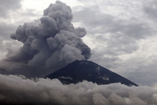 Извержение вулкана Агунг в Индонезии - Sputnik Кыргызстан