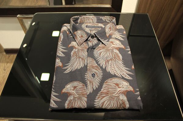 Рубашка фирмы Trussardi стоимостью 28 328 сомов Рубашка фирмы Trussardi стоимостью 28 328 сомов - Sputnik Кыргызстан