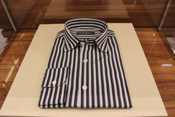 Рубашка фирмы Salvatore Ferragamo стоимостью 21 900 сомов Рубашка фирмы Salvatore Ferragamo стоимостью 21 900 сомов - Sputnik Кыргызстан