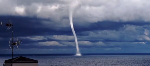 Высотой до облаков — захватывающее видео смерча в Италии - Sputnik Кыргызстан