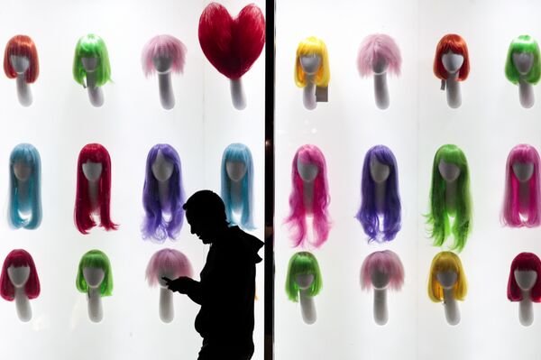 Витрина с париками в Лос-Анджелесе - Sputnik Кыргызстан