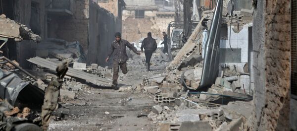 Жители Дамакса пробегают улицу после обстрела боевиками районов Дамаска. Архивное фото - Sputnik Кыргызстан