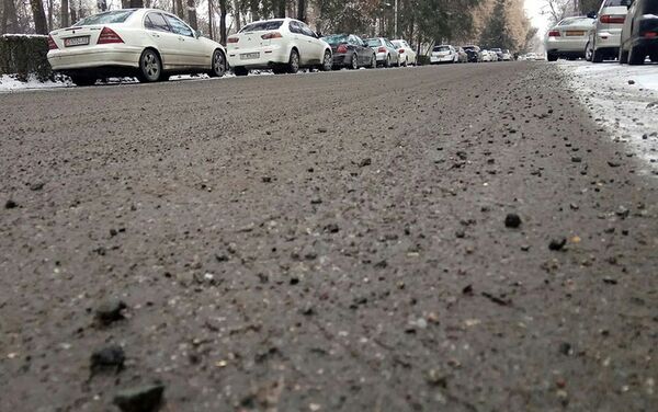 Горожане утверждают, что после того, как в столице выпал снег, сотрудники МП посыпали дороги песком, в котором были крупные камни - Sputnik Кыргызстан