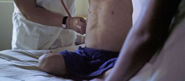 В госпитале кхмеро-советской дружбы в городе Пномпен. Советский врач-педиатр с маленьким пациентом В госпитале кхмеро-советской дружбы в городе Пномпен. Советский врач-педиатр с маленьким пациентом - Sputnik Кыргызстан