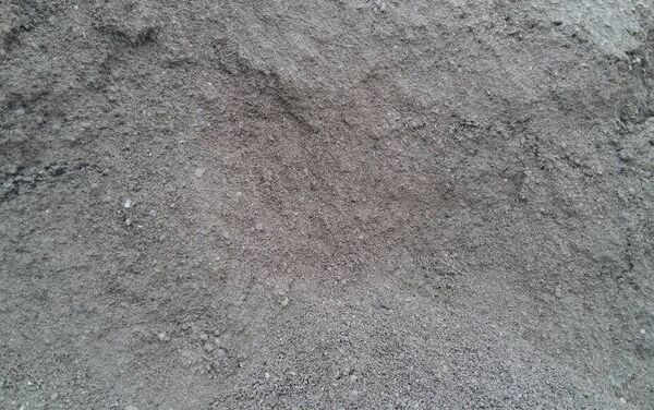 В пресс-службе Тазалыка сообщили, что песок соответствует ГОСТу. В нем есть камешки, но они совсем мелкие — не такие, как на фотографии читателя. - Sputnik Кыргызстан