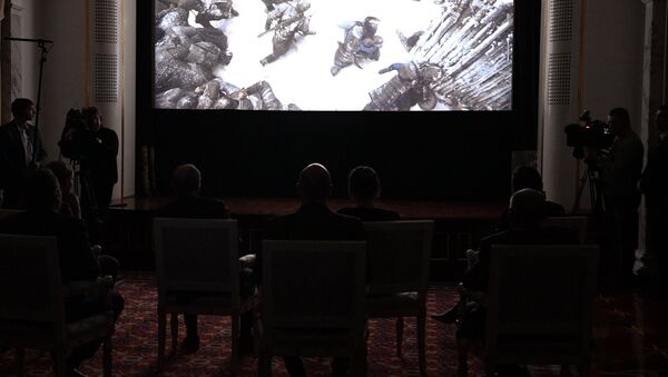 Зрители во время просмотра фильма. Архивное фото - Sputnik Кыргызстан