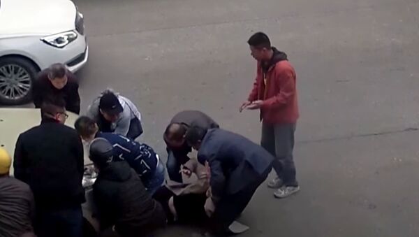 Прохожие подняли авто и достали из-под него женщину — видео из Китая - Sputnik Кыргызстан