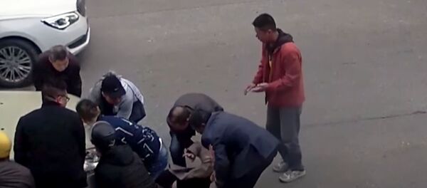 Прохожие подняли авто и достали из-под него женщину — видео из Китая Прохожие подняли авто и достали из-под него женщину — видео из Китая - Sputnik Кыргызстан