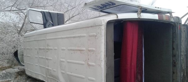 Опрокинулся микроавтобус Mercedes-Benz Sprinter в Кадамджайском районе - Sputnik Кыргызстан