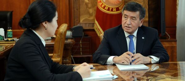 Президент КР Сооронбай Жээнбеков во время встречи с Генеральным прокурором страны Индирой Джолдубаевой. Архивное фото - Sputnik Кыргызстан