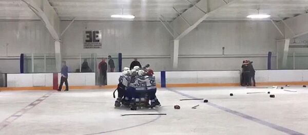 Чечүүчү шайба! АКШда кубанган хоккейчи бөбөктөр кол кабын асманга ыргытты - Sputnik Кыргызстан