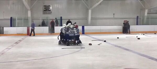 Решающий буллит и эмоции — видео победы юных хоккеистов Кыргызстана в США - Sputnik Кыргызстан