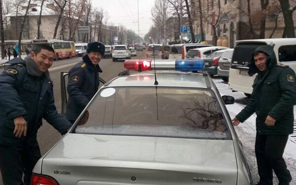 В Бишкеке трое сотрудников милиции помогли мужчине вытащить машину из арыка - Sputnik Кыргызстан