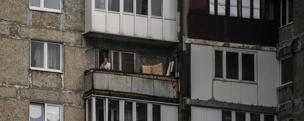 Архивное фото мужчины, который курит у себя на балконе - Sputnik Кыргызстан