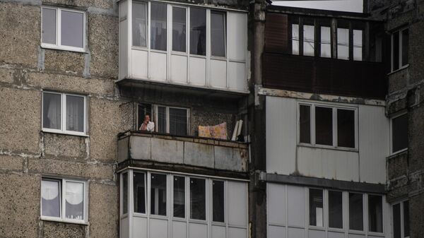 Архивное фото мужчины, который курит у себя на балконе - Sputnik Кыргызстан