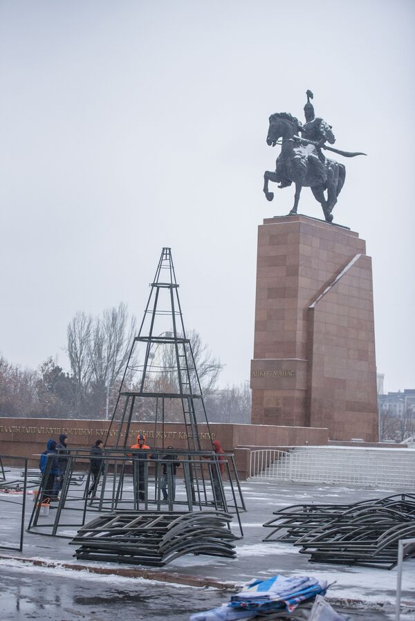 Установка новогодней елки на площади Ала-Тоо - Sputnik Кыргызстан