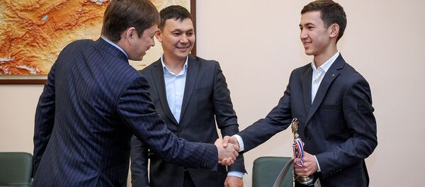 Премьер-министр КР Сапар Исаков встретился с обладателем звания Super Champion по ментальной арифметике - Sputnik Кыргызстан