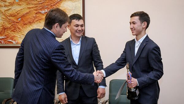 Премьер-министр КР Сапар Исаков встретился с обладателем звания Super Champion по ментальной арифметике - Sputnik Кыргызстан