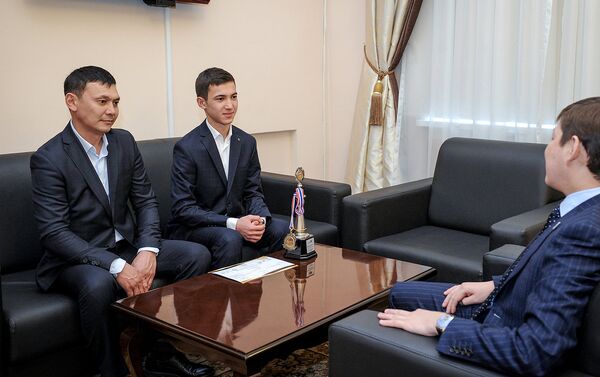 Сегодня, 5 декабря, премьер-министр Сапар Исаков встретился с Нурханом Таштановым, обладателем звания Super Champion по ментальной арифметике - Sputnik Кыргызстан
