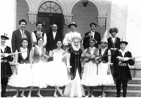 Это фото было сделано в 1967 году в Канаде. Самаре Токтакуновой (шестая слева в первом ряду) здесь 22 года. - Sputnik Кыргызстан