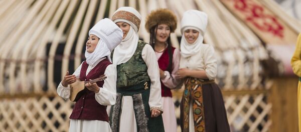 Үч буроо, жалгыз тээк, үч кыл комуз…Учурдун жаш комузчулары кимдер? Үч буроо, жалгыз тээк, үч кыл комуз…Учурдун жаш комузчулары кимдер? - Sputnik Кыргызстан