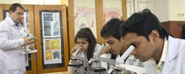 Студенты медицинского факультета на занятиях. Архивное фото Студенты медицинского факультета на занятиях. Архивное фото - Sputnik Кыргызстан