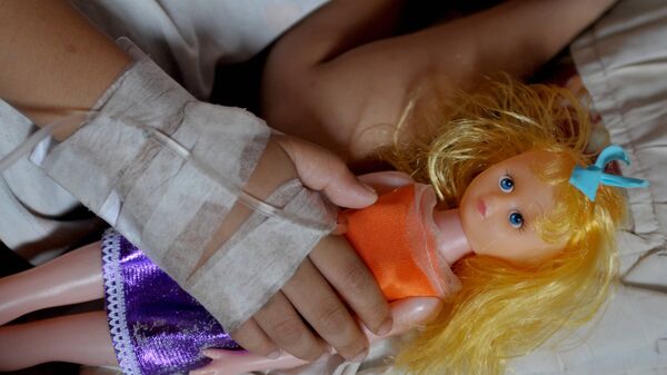 Девочка с куклой в больнице. Архивное фото - Sputnik Кыргызстан