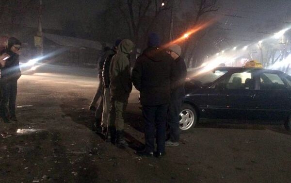 Кайгуул милициясы жол кырсыгы болгонун тастыктап, жеринде милиционерлер иштеп жатканын билдирди - Sputnik Кыргызстан