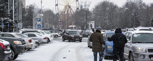 Көчөдө бараткан адамдар. Архив - Sputnik Кыргызстан