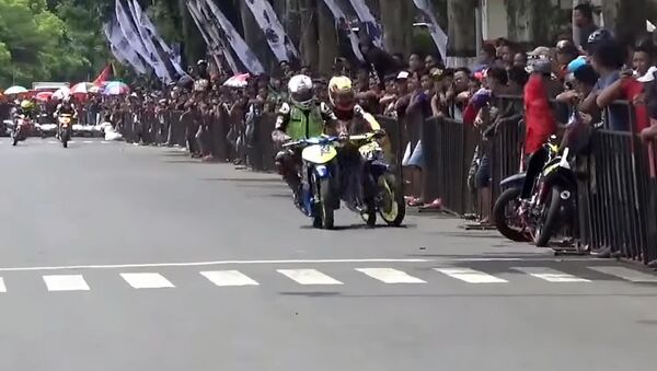 Индонезияда бири-биринен өч алган мотоциклисттердин видеосу талкуу жаратты - Sputnik Кыргызстан