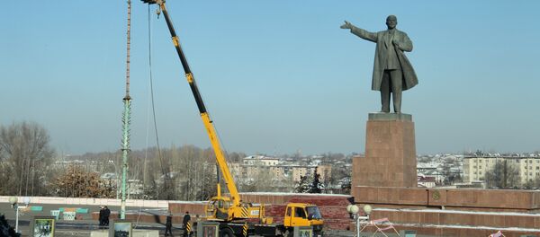 Новогодняя елка в городе Ош Новогодняя елка в городе Ош - Sputnik Кыргызстан