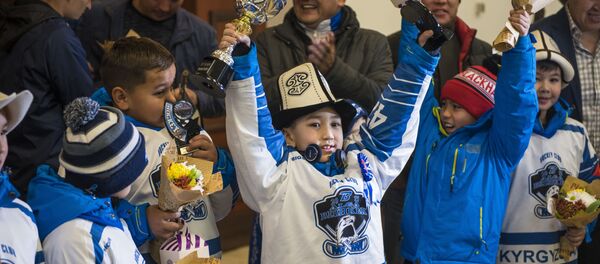 Встреча детской юношеской хоккейной команды Алга-Бишкек завоевавших кубок Barrington Ice Arena в США - Sputnik Кыргызстан