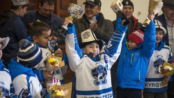 Встреча детской юношеской хоккейной команды Алга-Бишкек завоевавших кубок Barrington Ice Arena в США - Sputnik Кыргызстан