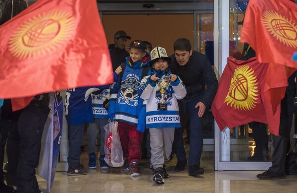 Встреча детской юношеской хоккейной команды Алга-Бишкек завоевавших кубок Barrington Ice Arena в США - Sputnik Кыргызстан